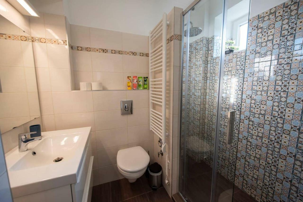 פץ' Viola Family Apartman Free Parking מראה חיצוני תמונה