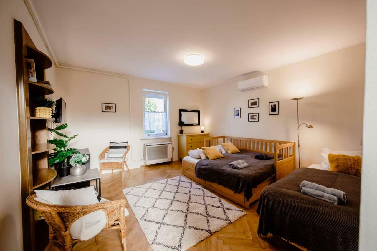 פץ' Viola Family Apartman Free Parking מראה חיצוני תמונה