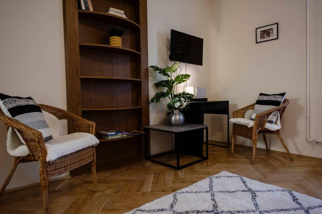פץ' Viola Family Apartman Free Parking מראה חיצוני תמונה